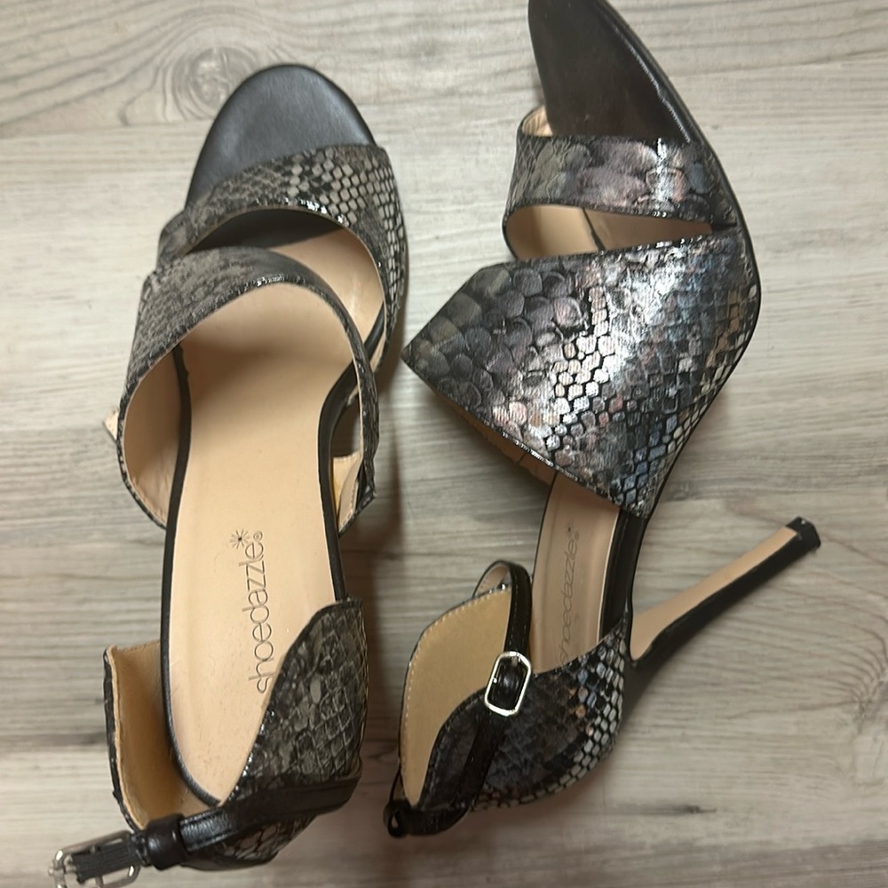 Size 9.5 shoe dazzle worn once